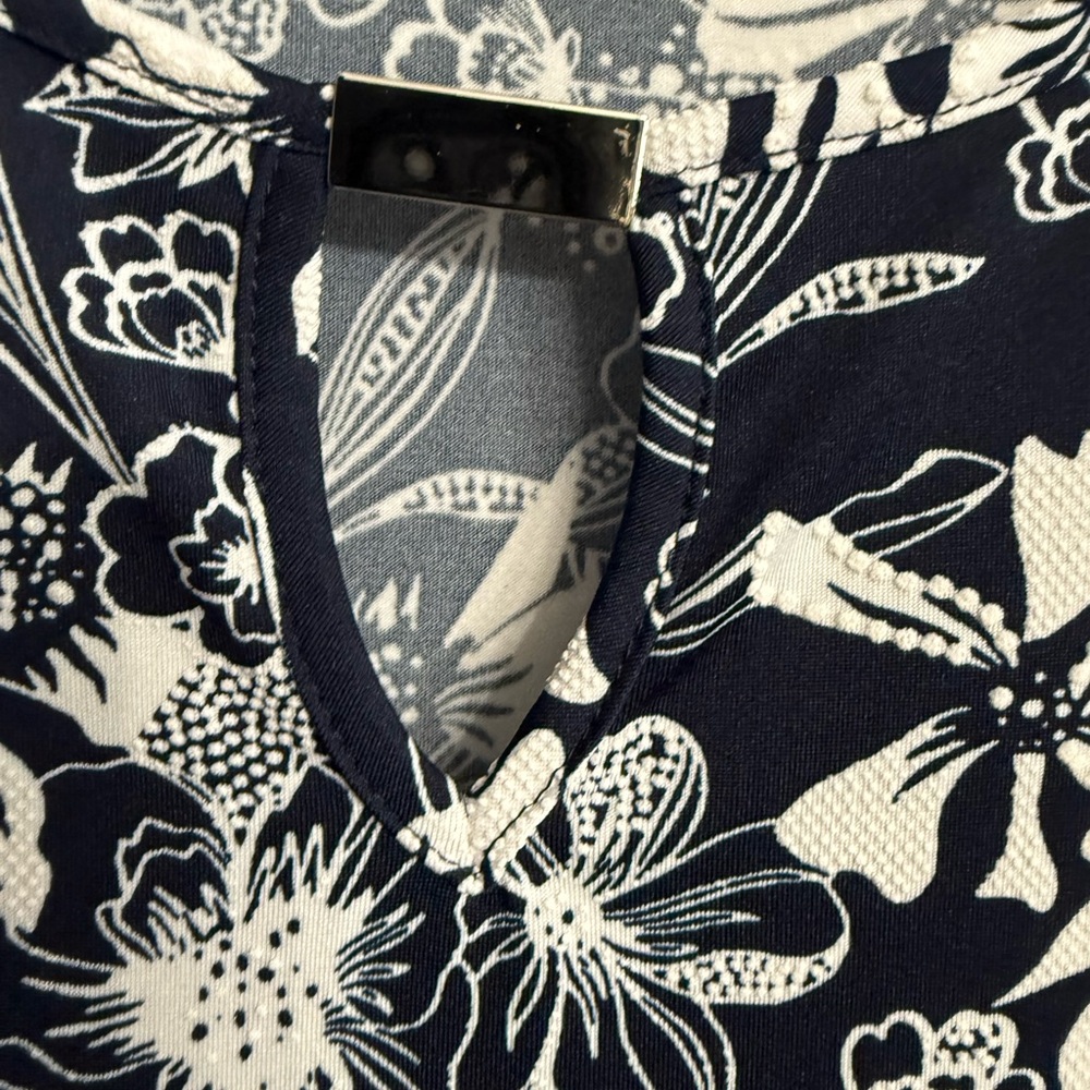 Mandee Size XL Navy w/White Floral Textured Print Blouse Notched V-Neck Keyhole - Picture 6 of 12